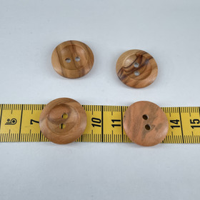 Puu nappi syvennyksellä