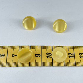 Kaareva kanta nappi kimalteella