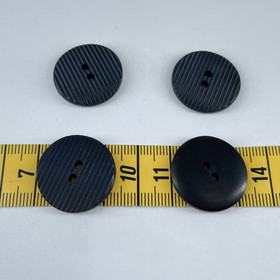 Raidallinen musta nappi