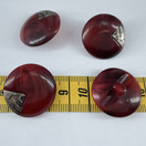 Viininpunainen nappi metallisella yksityskohdalla