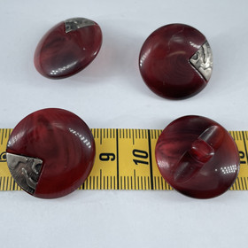 Viininpunainen nappi metallisella yksityskohdalla