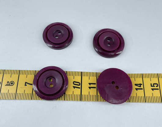 Vaalea lila/viininpunainen muovinappi 23mm